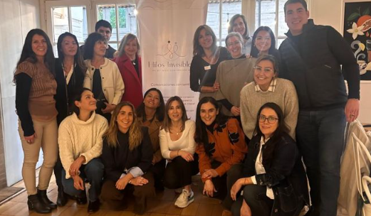 Participantes de un círculo de conversación Hilos Invisibles
